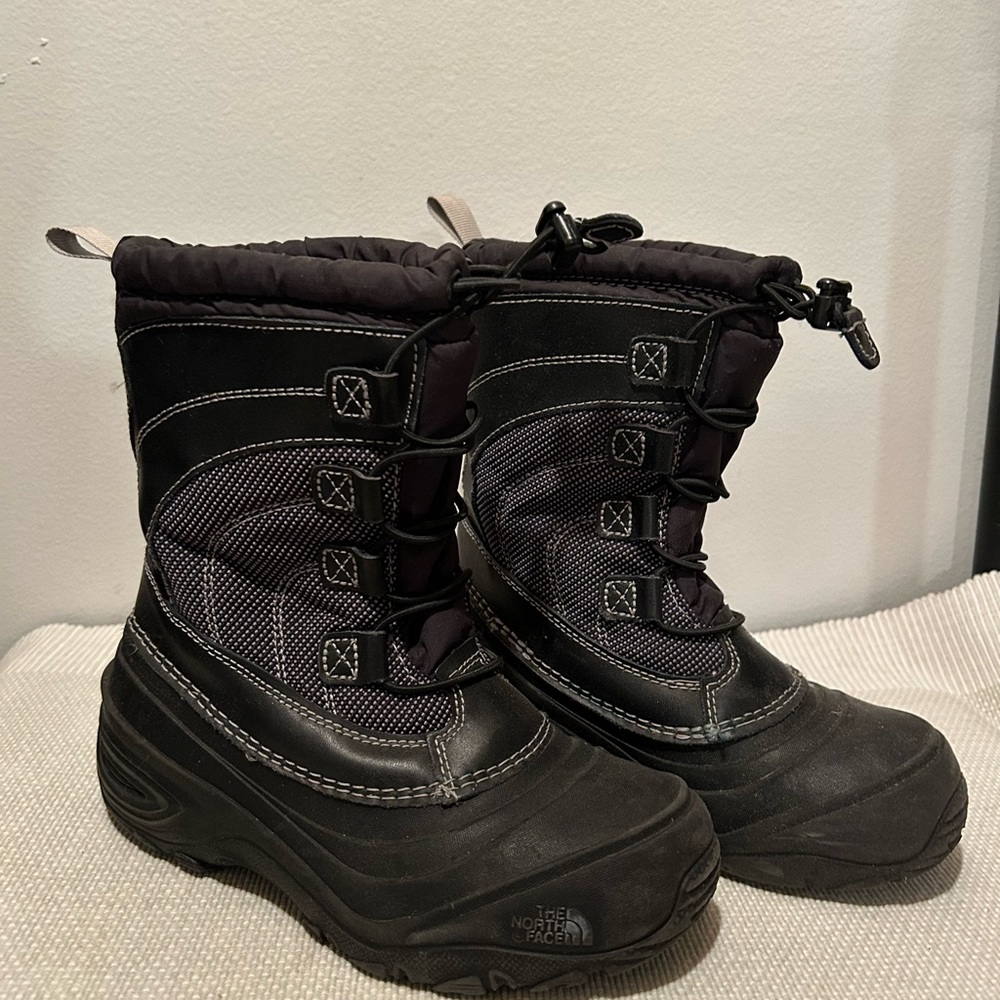 Boys Northface Winter Boot. Size 3 Youth. Black. Alpenglow.